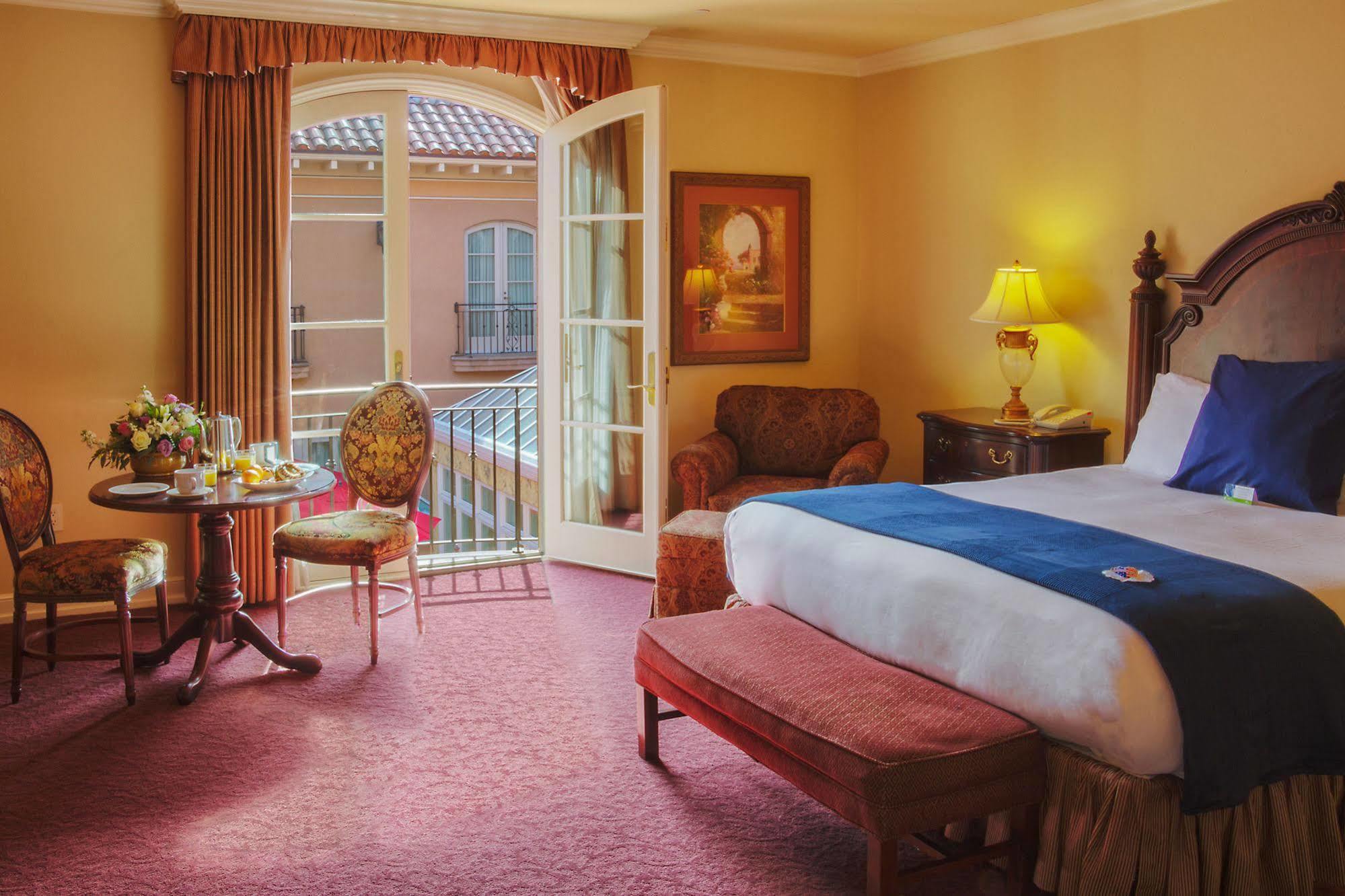 Carlton Hotel 3*