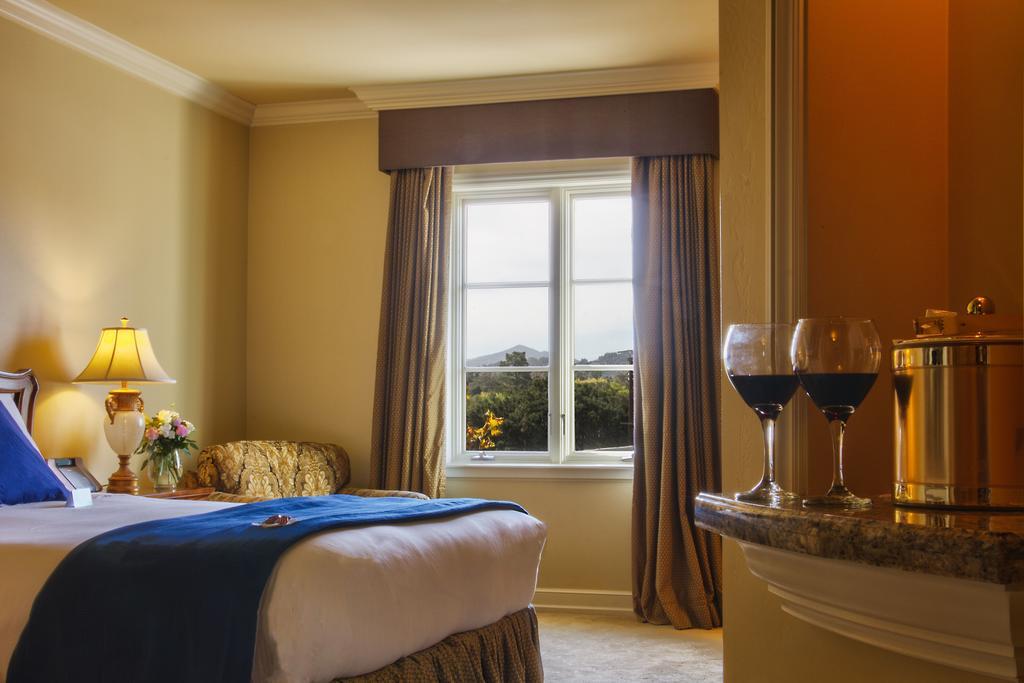 Carlton Hotel 3*